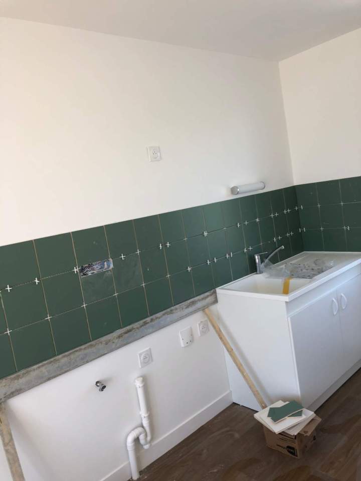 Pose de carrelage mural à Rochefort