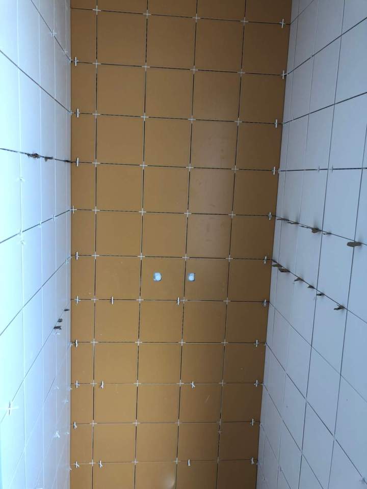 Pose de carrelage mural à Rochefort